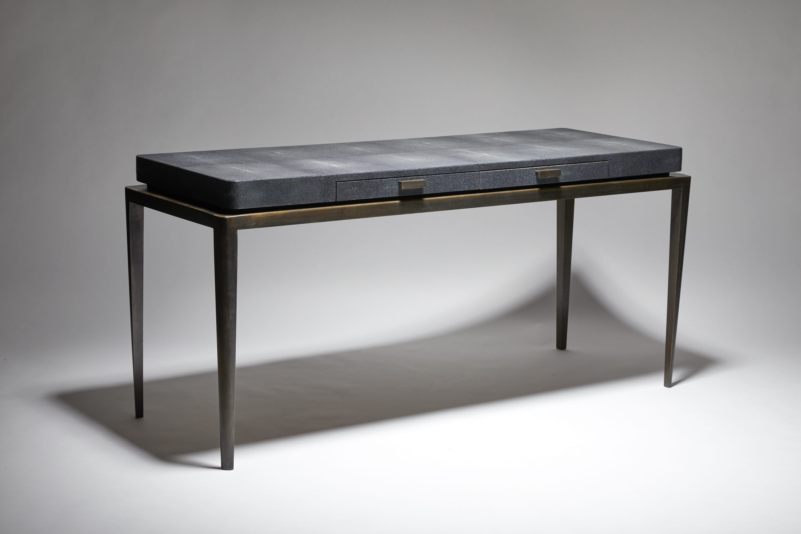 Reda AMALOU_collection Galerie_Edha Desk_Grey shagreen_©Mikael Benard_2